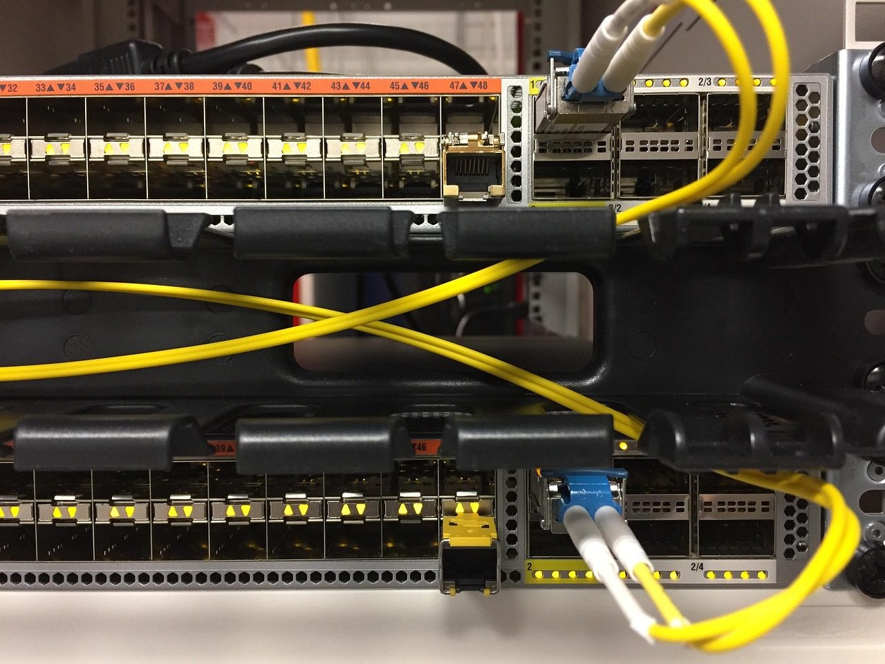 Un commutateur réseau avec des câbles fibre et Ethernet branchés