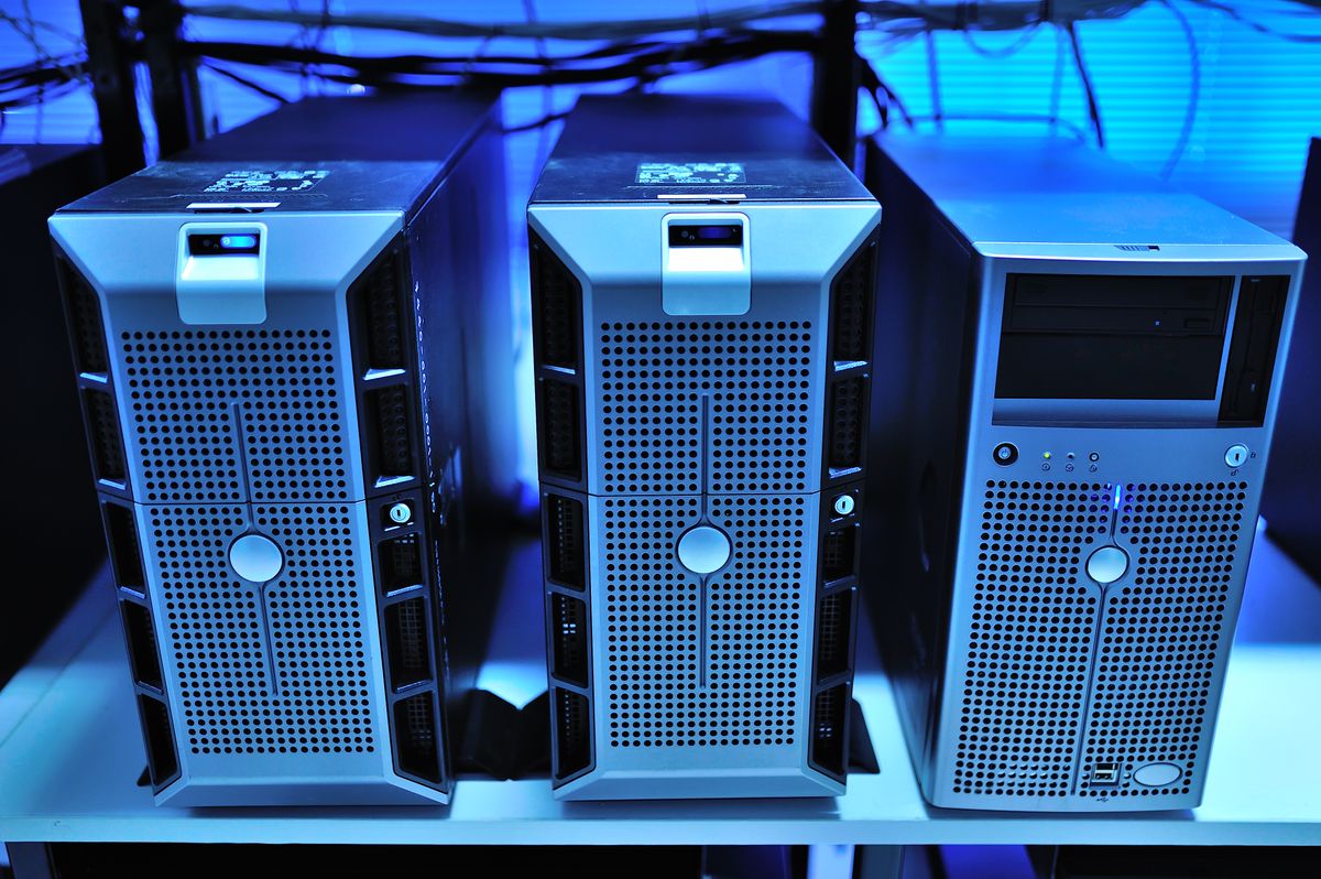 Rack-mounted server units in a data centre