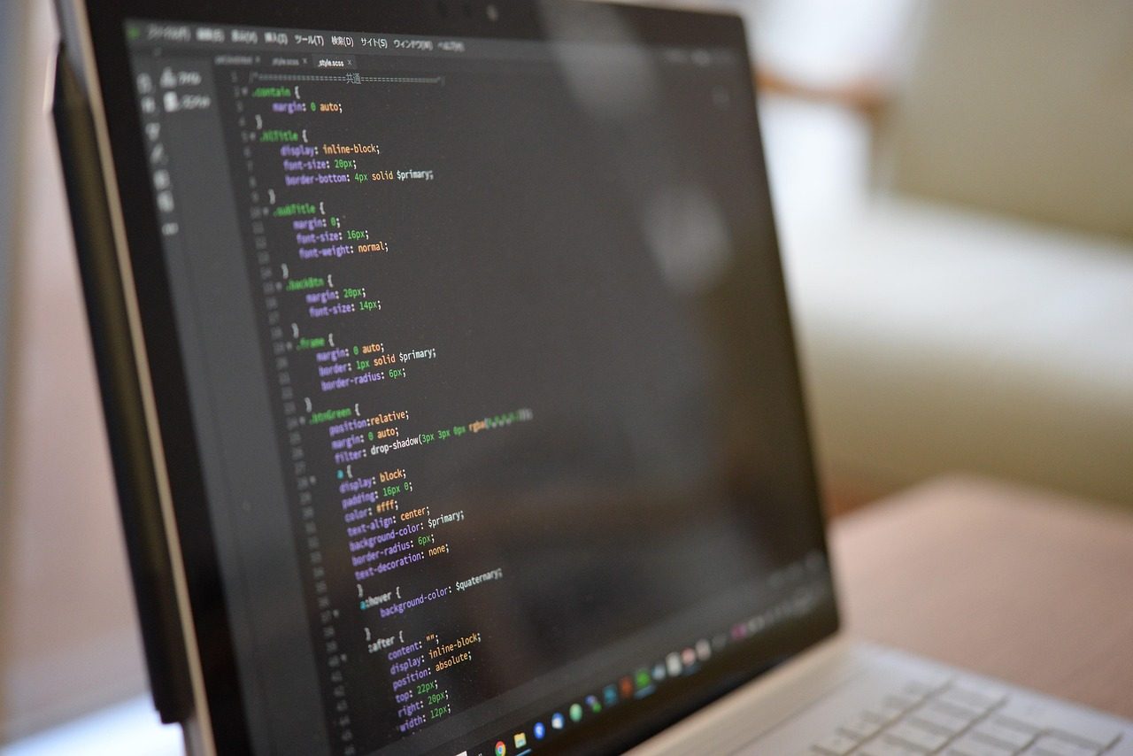 Un ordinateur portable affichant du code de feuille de style dans un éditeur au thème sombre