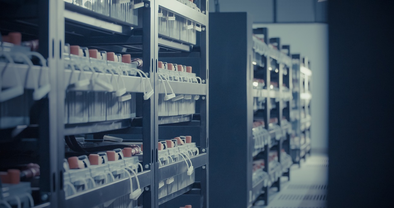 Rangées d’équipements dans un data center