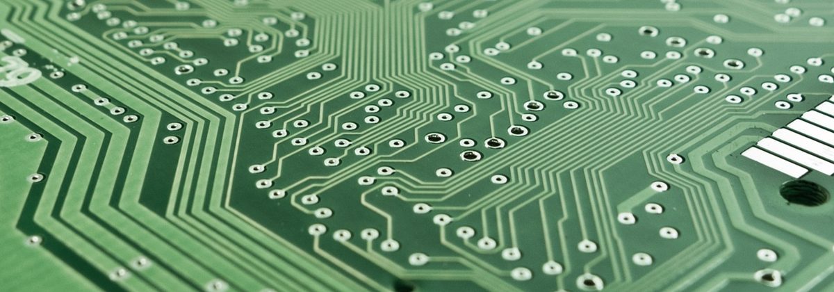 Gros plan d’une carte de circuit imprimé verte avec des composants électroniques