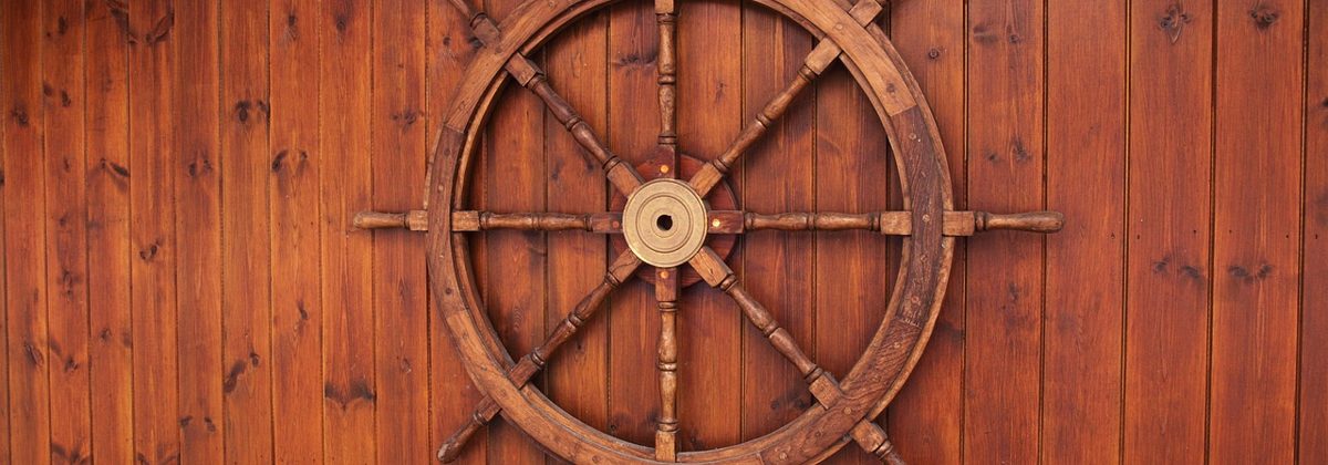 Une vieille barre à roue de navire en bois, le gouvernail
